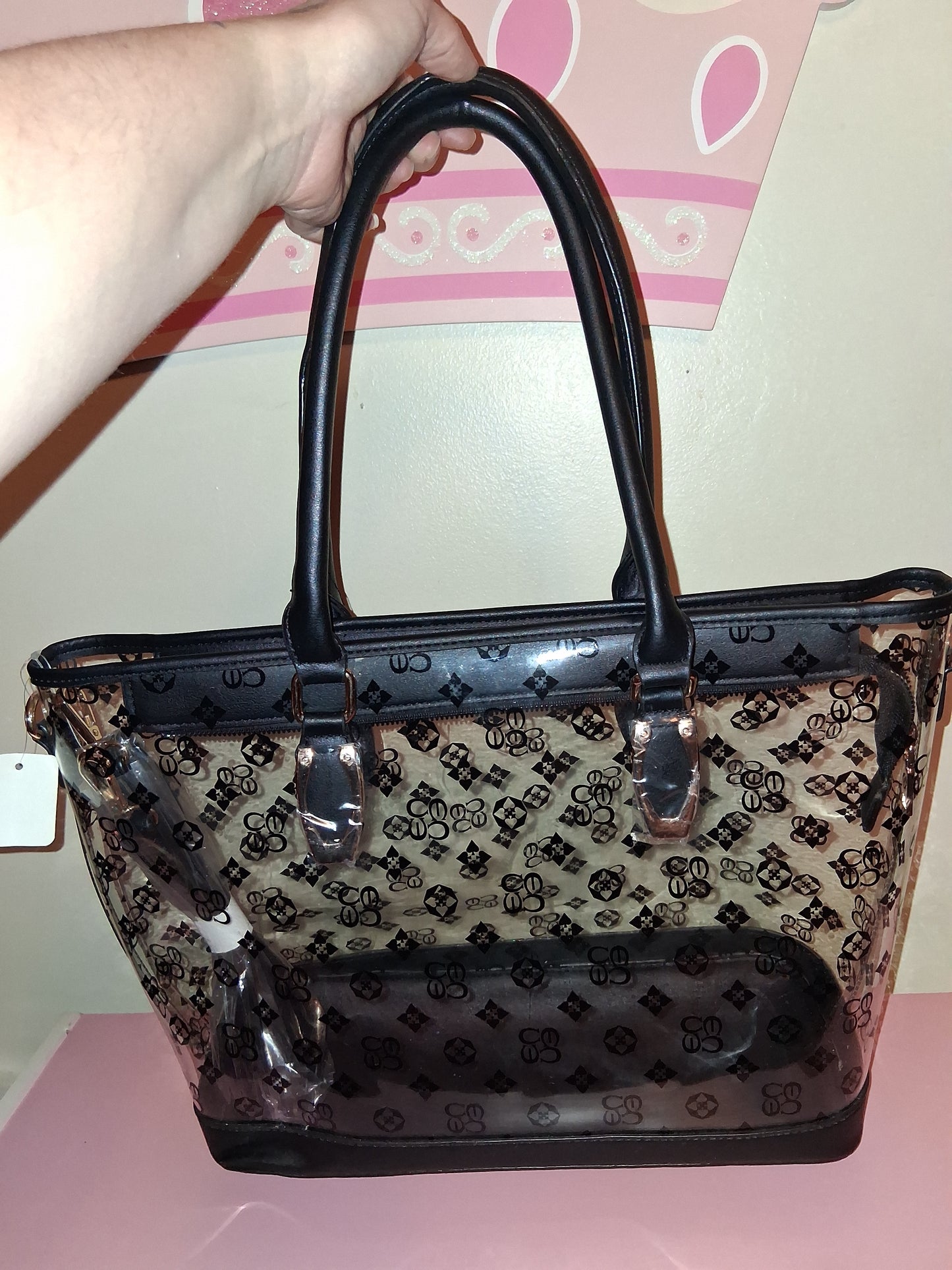 COCOMONEY HANDBAG 16IN W BY 11 HALF IN LONG BY 3 IN THERES ONLY 1 pu