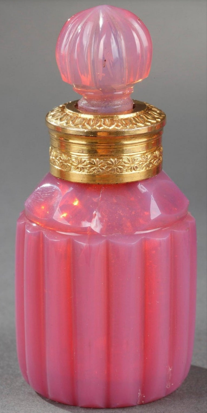 Gilt bronze perfume box with opaline "gorge de pigeon" flasks first 19th century crystal