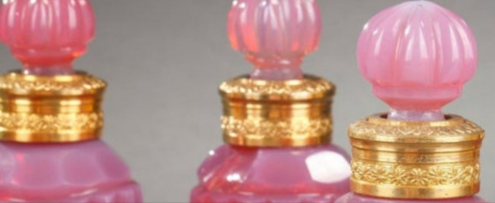 Gilt bronze perfume box with opaline "gorge de pigeon" flasks first 19th century crystal