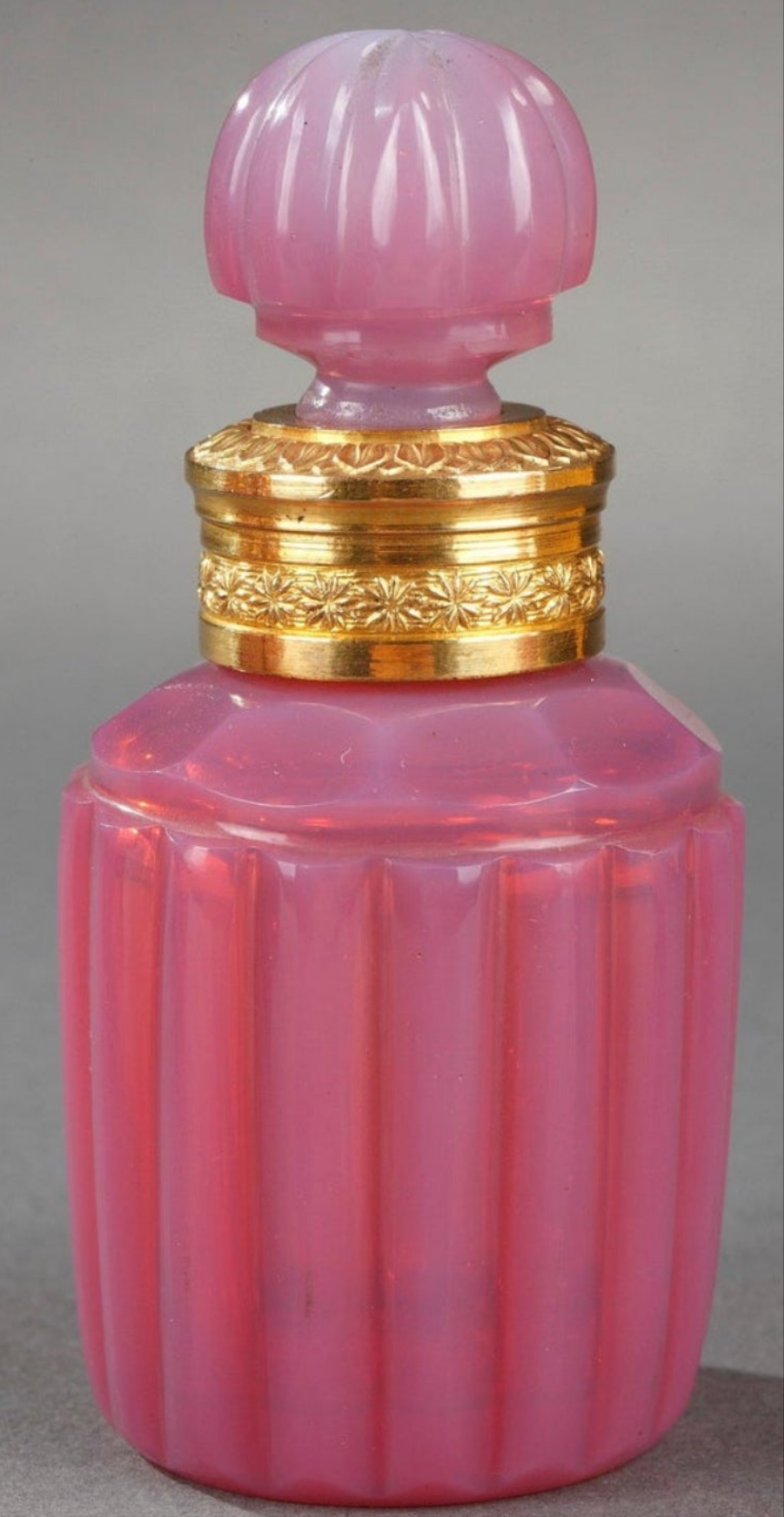 Gilt bronze perfume box with opaline "gorge de pigeon" flasks first 19th century crystal