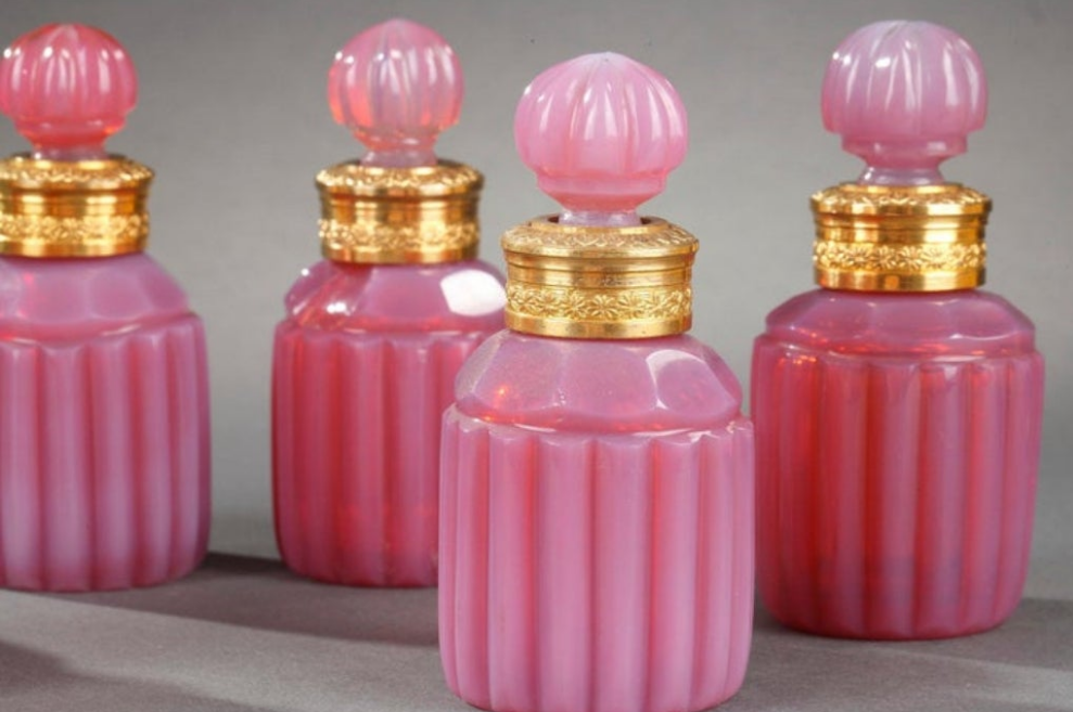 Gilt bronze perfume box with opaline "gorge de pigeon" flasks first 19th century crystal