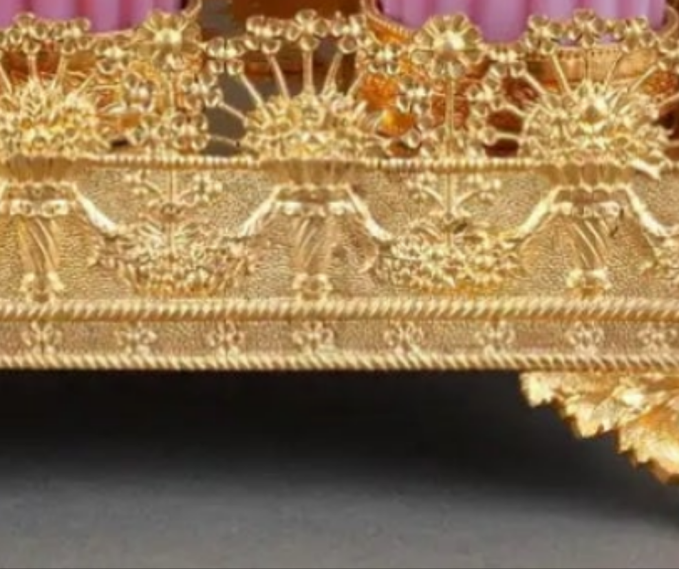 Gilt bronze perfume box with opaline "gorge de pigeon" flasks first 19th century crystal