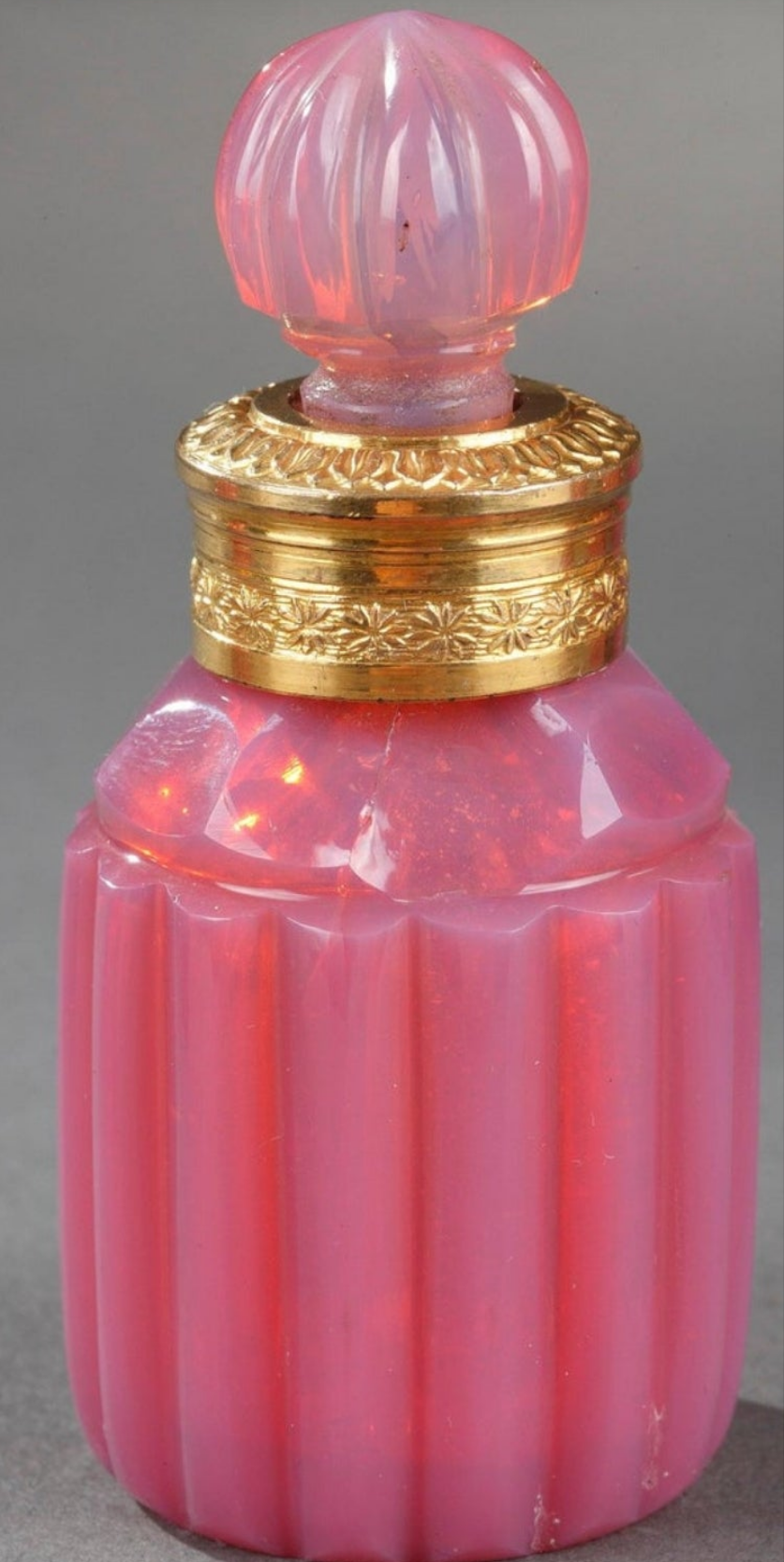 Gilt bronze perfume box with opaline "gorge de pigeon" flasks first 19th century crystal