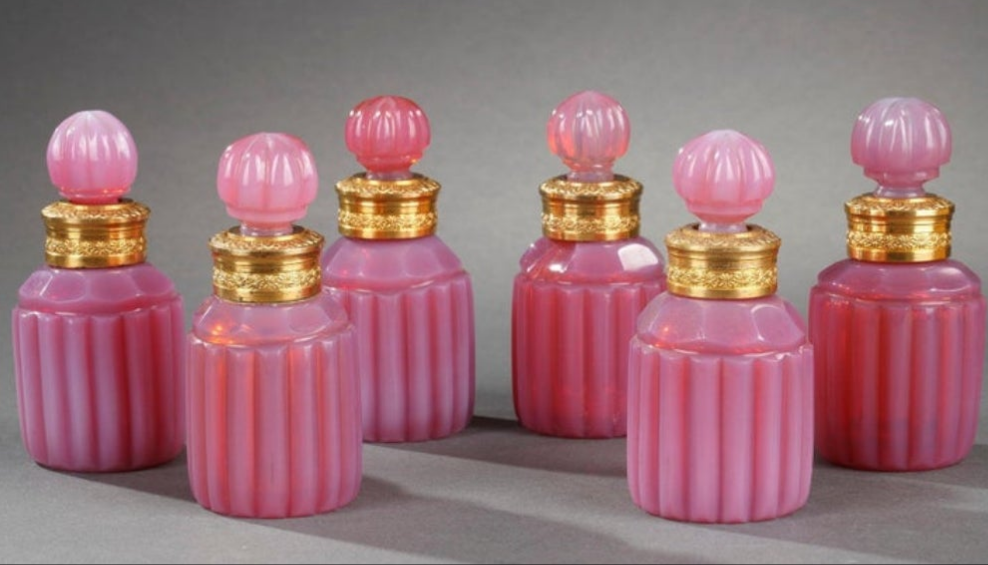 Gilt bronze perfume box with opaline "gorge de pigeon" flasks first 19th century crystal