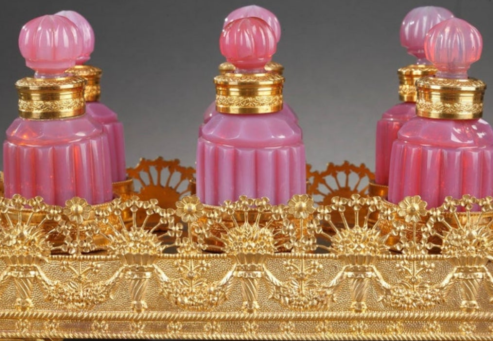 Gilt bronze perfume box with opaline "gorge de pigeon" flasks first 19th century crystal