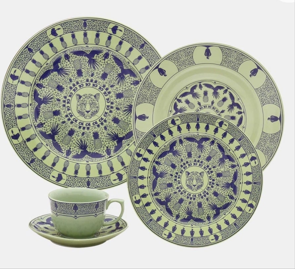 Porcelain 20-piece Dinnerware Set, Service for 4 Absolutely Stunning pieces in 3 color options