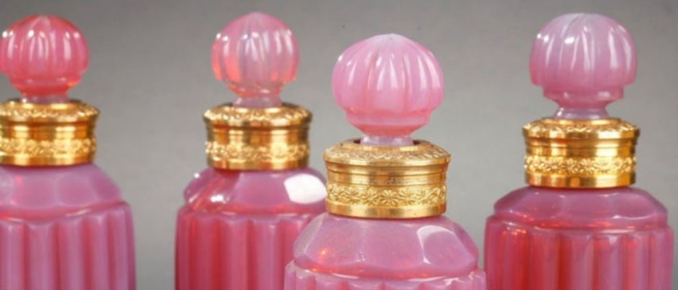 Gilt bronze perfume box with opaline "gorge de pigeon" flasks first 19th century crystal