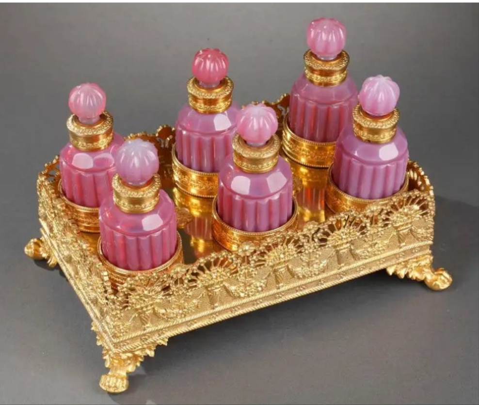 Gilt bronze perfume box with opaline "gorge de pigeon" flasks first 19th century crystal