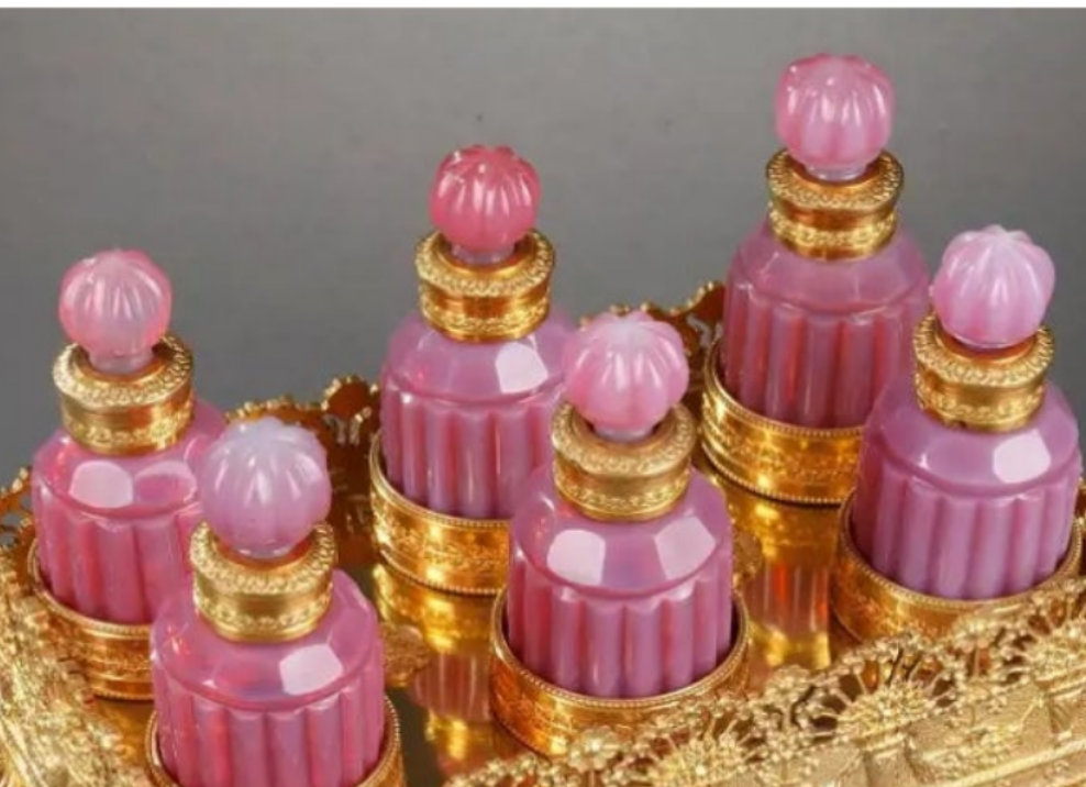 Gilt bronze perfume box with opaline "gorge de pigeon" flasks first 19th century crystal
