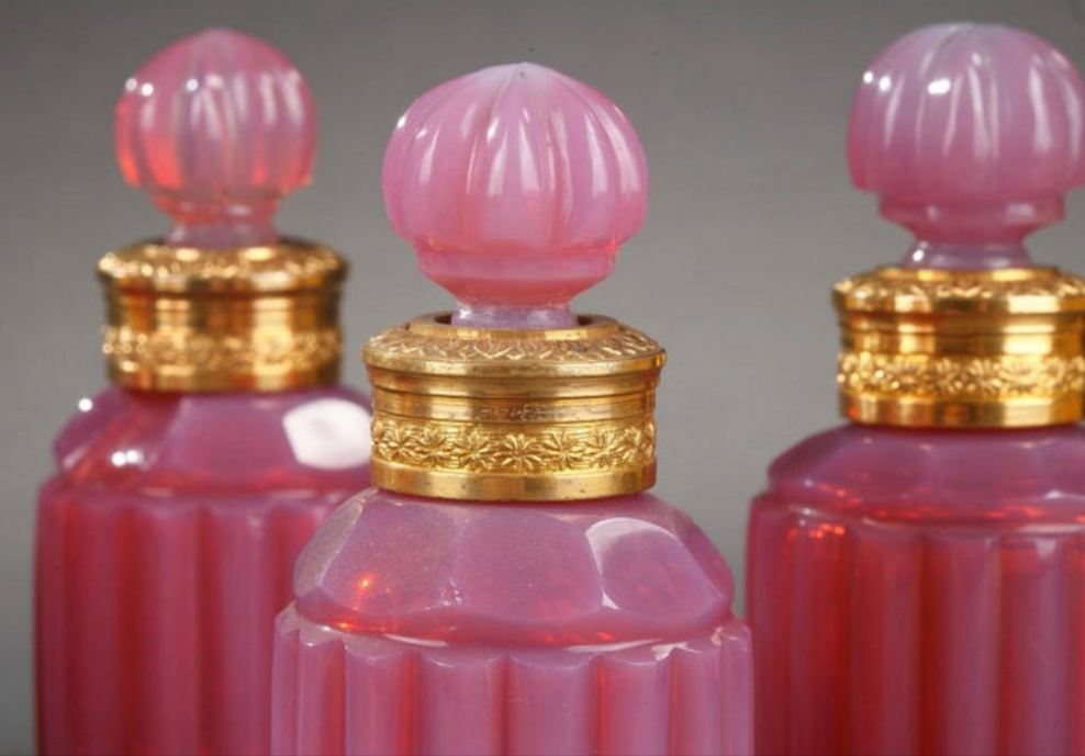Gilt bronze perfume box with opaline "gorge de pigeon" flasks first 19th century crystal