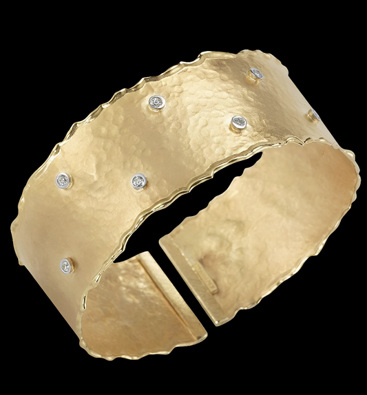 COCOMONEY 14K Yellow Gold 0.14ct TDW Diamond Accent Hammered-finish Cuff Bracelet
