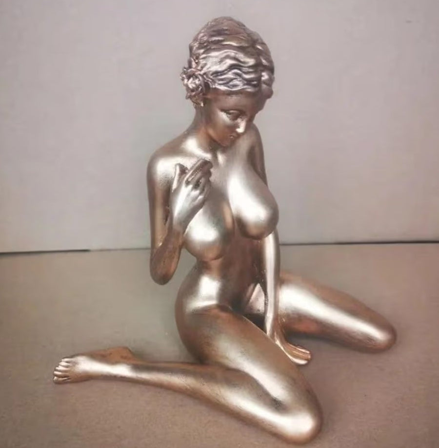 Nude Female Statue, Big Chest Busty Female Girl Statue, Kneeling Female Sculpture, Copper Body Girl, Silver Resin Crafts Decor, Sexy Body Sculpture Figurines, for Home Office Art Decoration, Silver